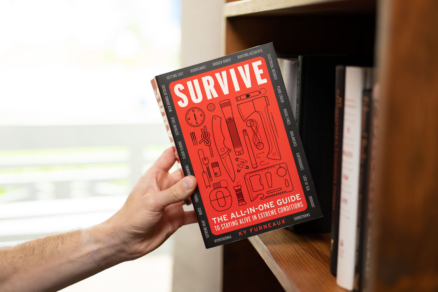 Survive: The All-In-One Guide to Staying Alive in Extreme Conditions (Bushcraft, Wilderness, Outdoors, Camping, Hiking, Orienteering)