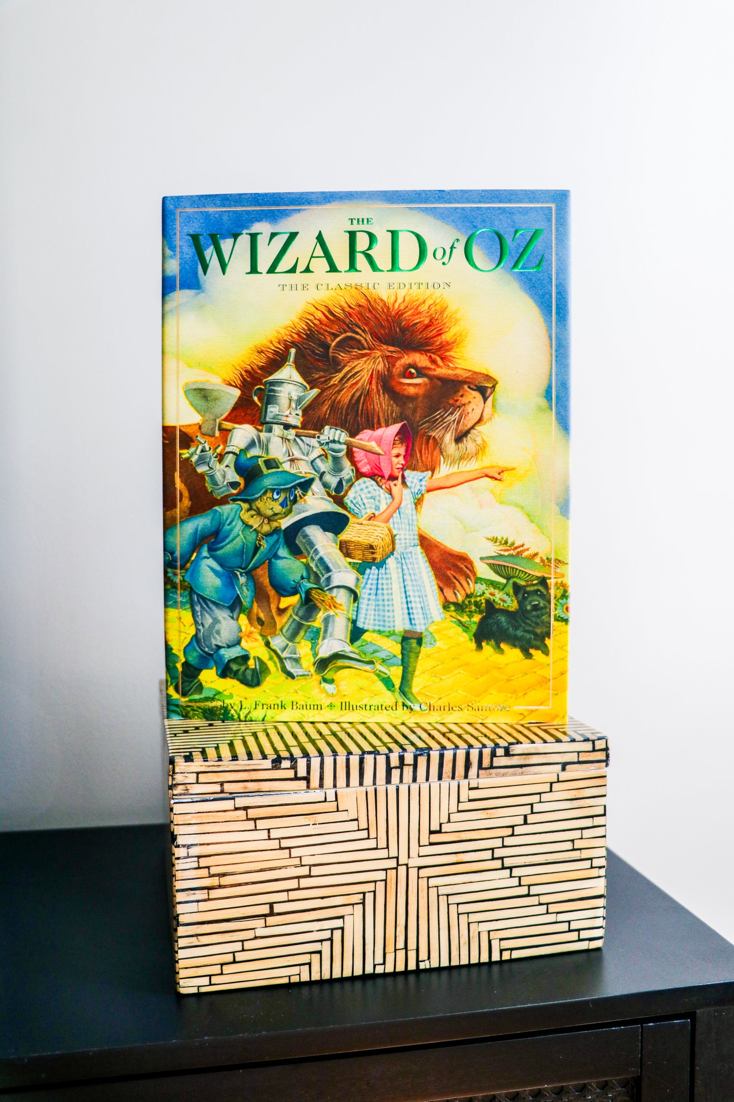 The Wizard of Oz Hardcover: The Classic Edition (by acclaimed illustrator) (Follow The Yellow Brick Road to Adventure)